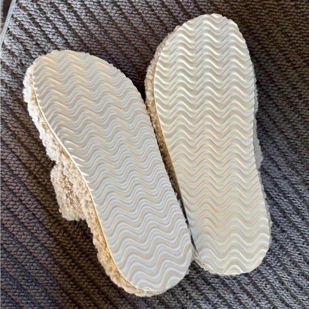 Everfoam Fluffy Faux Fur Slippers size 7-8 - Picture 4 of 4